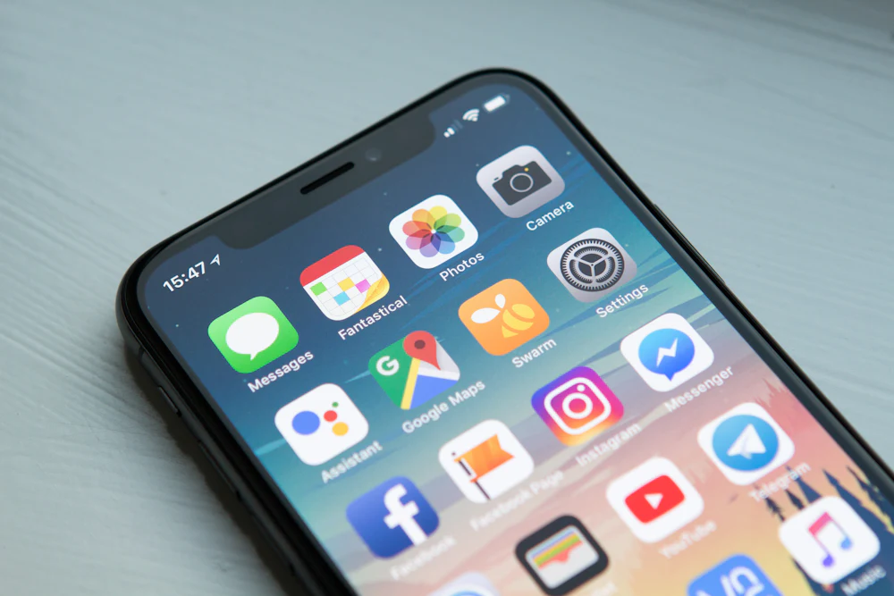 スマートフォンで検索する様子